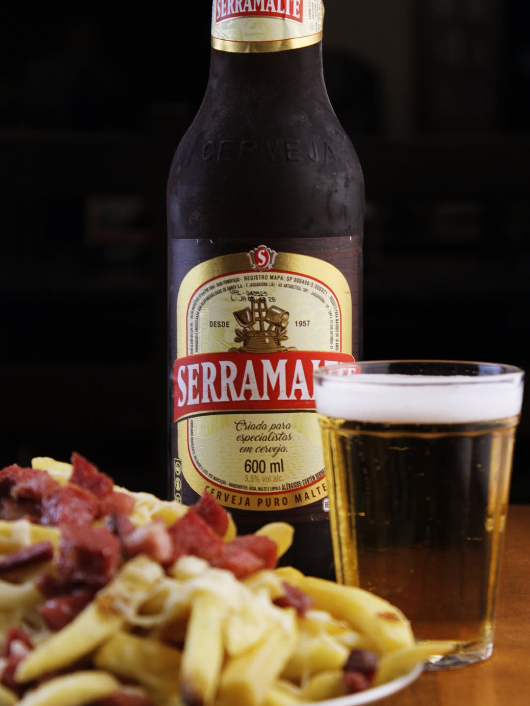 Serramalte gelada com porção de fritas com calabresa